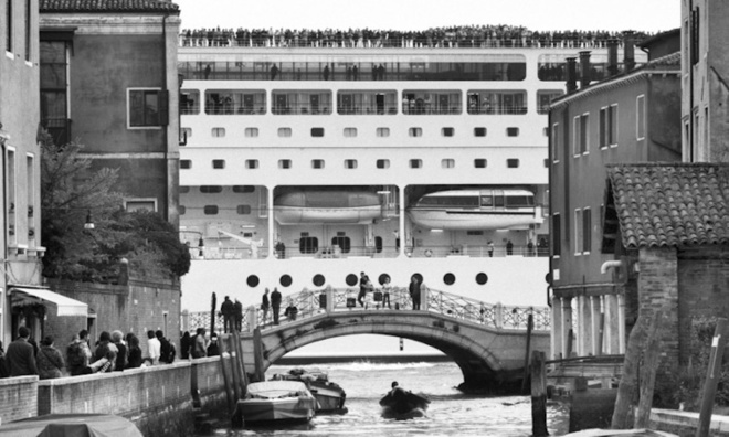 I battelloni chì inguffiscenu à Venezia