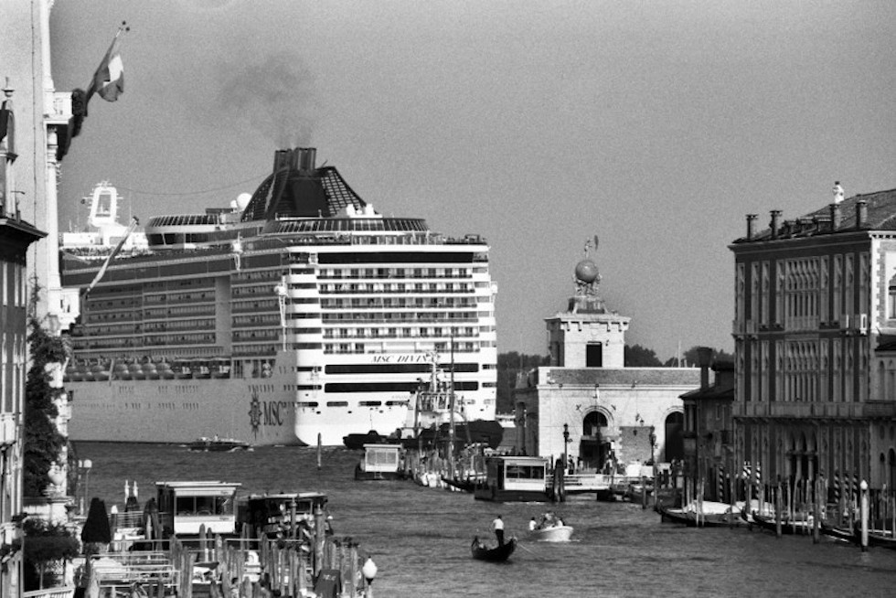 I battelloni chì inguffiscenu à Venezia