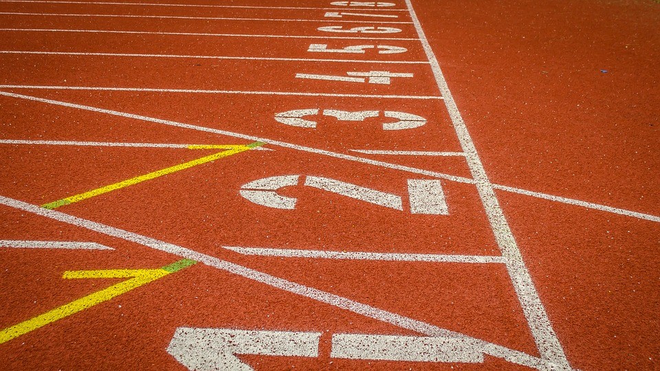 Comment les analyses du 100m peuvent-elles améliorer notre compréhension des performances au sprint des athlètes de très haut niveau ?
