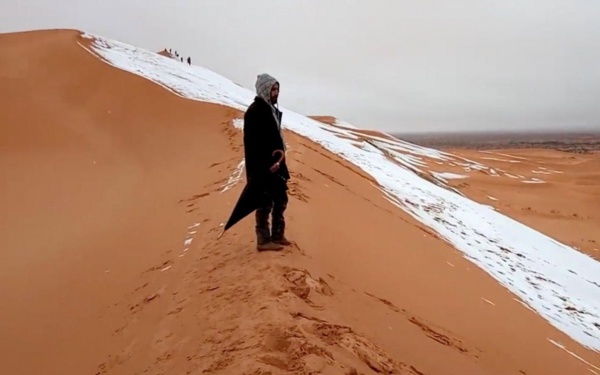 A Ain Sefra (Algérie), aux portes du Sahara, la neige a parsemé les dunes. REUTERS