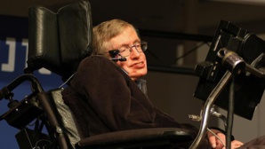 Cambridge rend hommage à Stephen Hawking, l'un de ses "grands personnages"