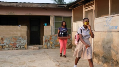 Au Ghana, les élèves reprennent le chemin de l'école après 10 mois d'interruption