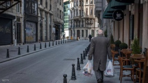 Ajouter au panier ? A Istanbul, des seniors confinés font leurs courses à l'ancienne