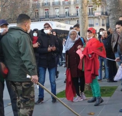 Une manifestation de Marocains à Paris tourne au vinaigre suite à l’intervention violente de miliciensalgéro-polisariens