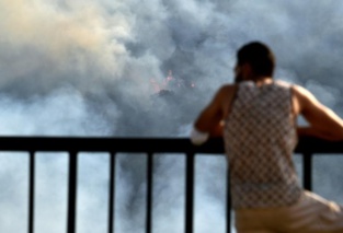 Algérie: la lutte contre les incendies progresse, une population sous le choc