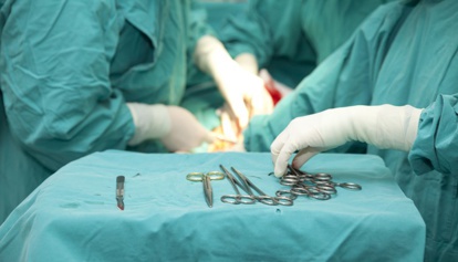 Marrakech : Opération chirurgicale pointue d'implantation de prothèses aux genoux d’une patiente nigériane