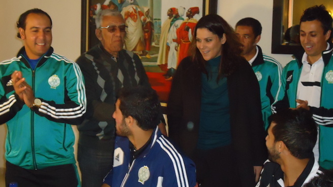 Fatima Zahra Mansouri, maire de Marrakech, rend visite aux joueurs du Raja et les congratule pour leur exploit
