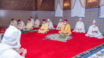 Le Roi Mohammed VI accomplit la prière de l’Aïd Al-Fitr