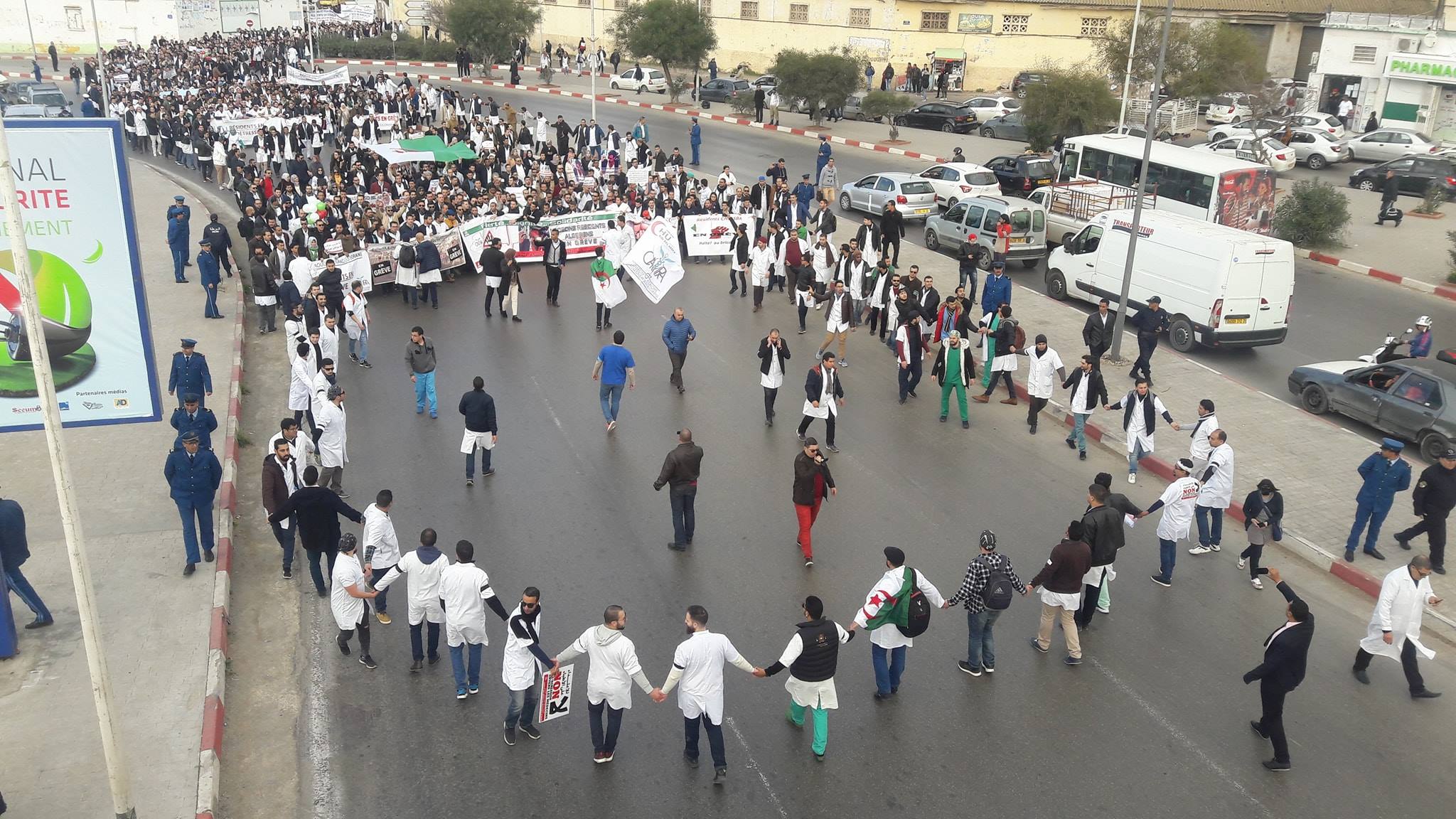 Plusieurs milliers de médecins "résidents" manifestent en Algérie