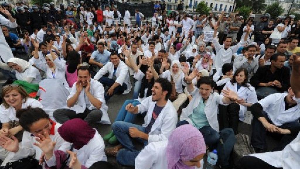 Plusieurs milliers de médecins "résidents" manifestent en Algérie