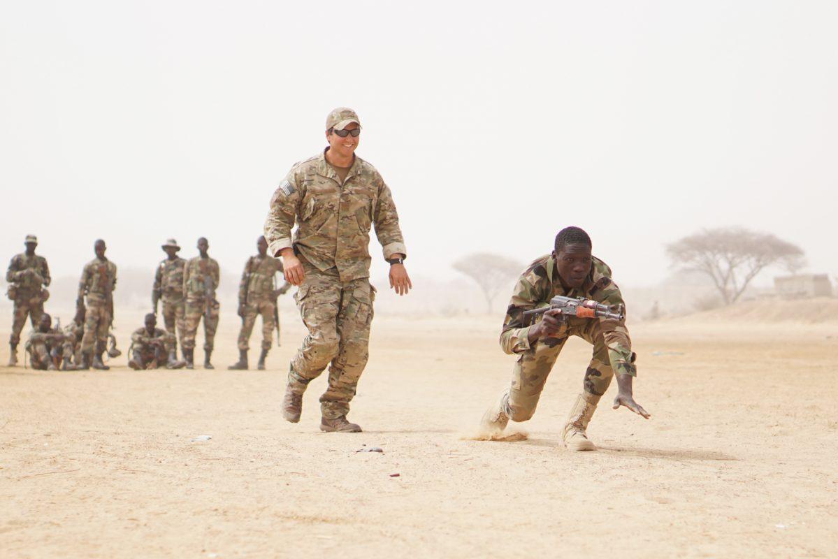 Un sergent d'armes des forces spéciales de l'armée américaine observe un soldat nigérien en train de pratiquer des exercices de mouvements d'équipe lors de l'exercice Flintlock 2017 à Diffa, au Niger, le 11 mars 2017 [US Army photo de Spc. Zayid Ballesteros]