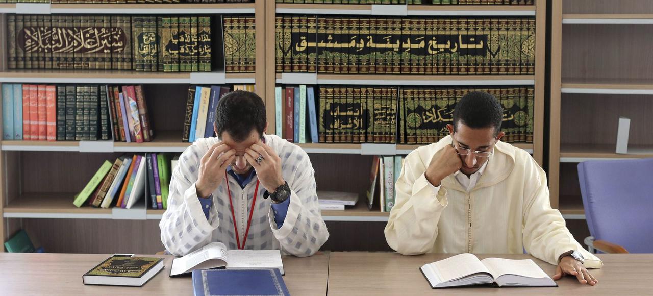 À Rabat, la bibliothèque de l'institut Mohammed VI forme près de 750 apprentis imams et mourchidates (femmes chargées d'enseignement et de prédication).  ERIC DESSONS/JDD/SIPA/SIPA