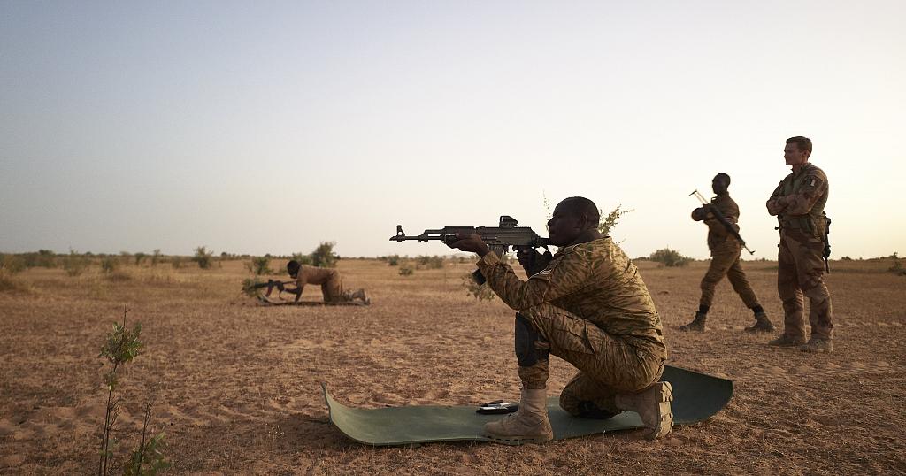 Sahel: négociations possibles avec "certains éléments" des groupes jihadistes, selon Paris