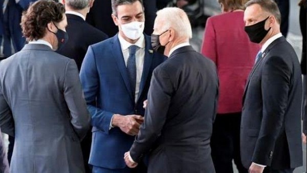 Le Président américain Joe Biden offre 45 secondes de discussion au Chef du Gouvernement espagnol Pedro Sánchez, en marge du Sommet de l’OTAN