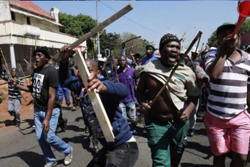Violences en Afrique du Sud: Plus de 75.000 emplois affectés (ministère)