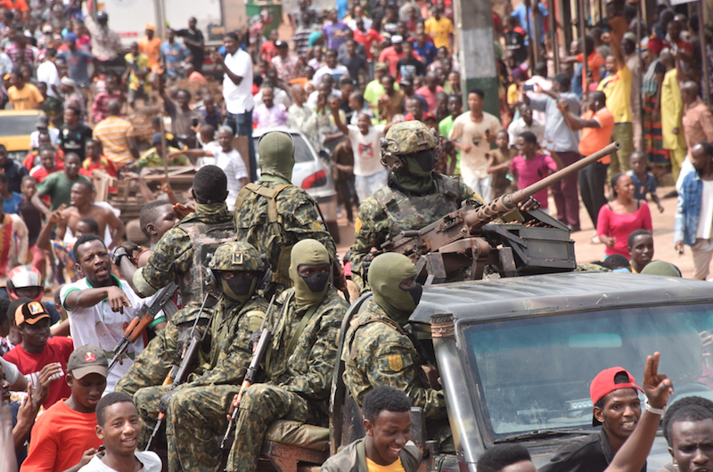 Guinée: des militaires annoncent avoir arrêté le président Alpha Condé et dissous la Constitution