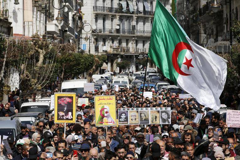 Algérie: un tribunal dissout une ONG phare du mouvement pro-démocratie Hirak