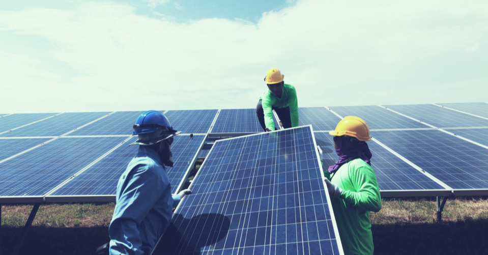 Les emplois liés aux énergies renouvelables s'élèvent à 12 millions dans le monde (rapport)