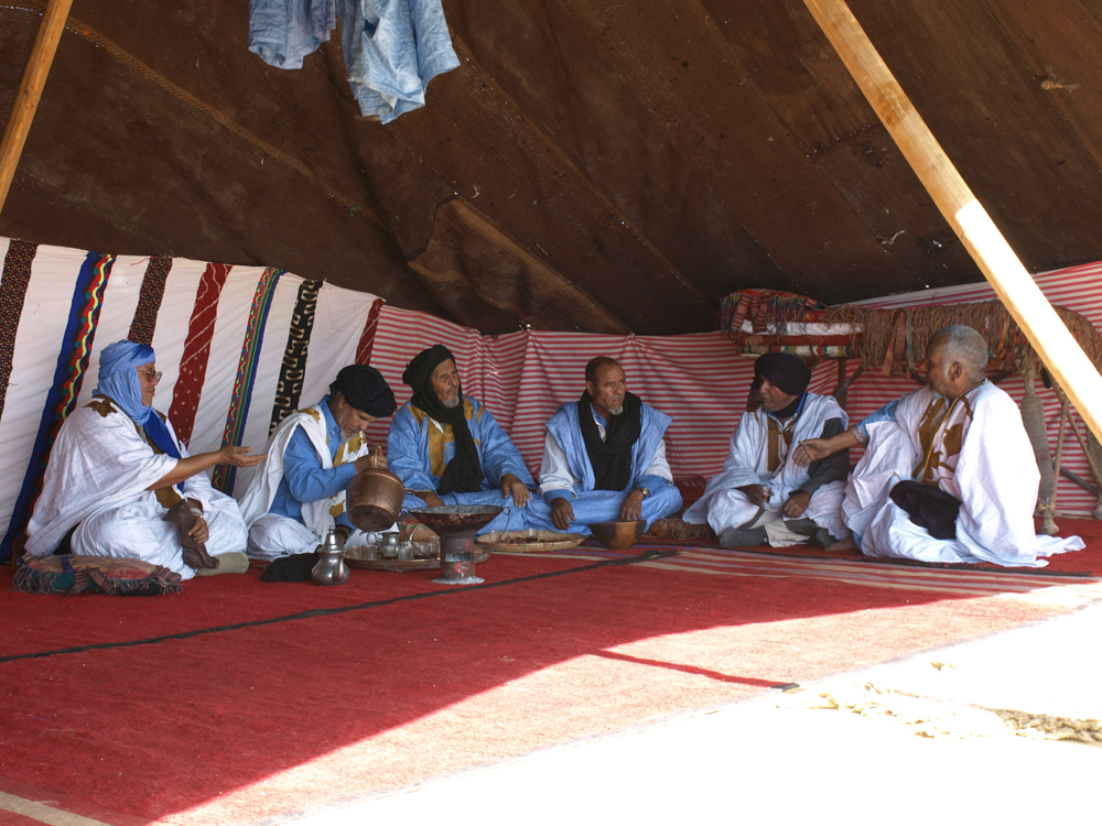 ‏Présentation à Laâyoune du livre "La littérature populaire hassani"