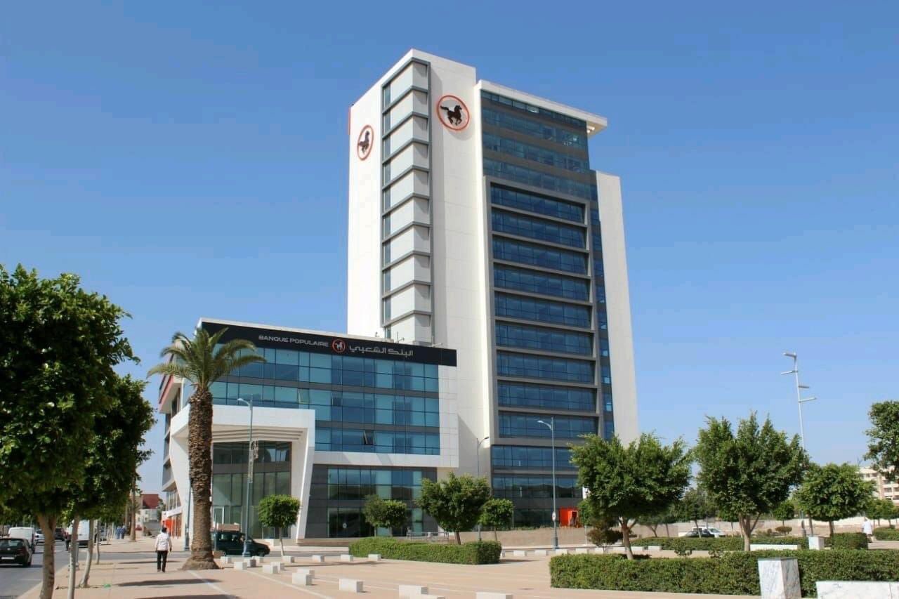 Oujda inauguration du nouveau bâtiment du siège de la Banque Populaire qui se compose de 13 étages ce qui en fait l'un des plus grands sièges régionaux de banques au Maroc