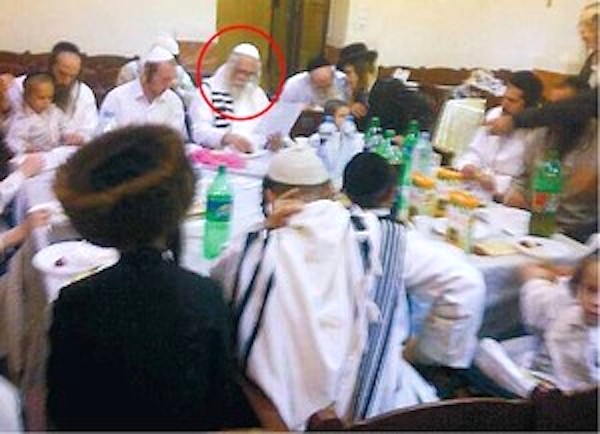Une photo du rabbin et de ses fidèles qui aurait été prise, il y a quelques jours, à Marrakech