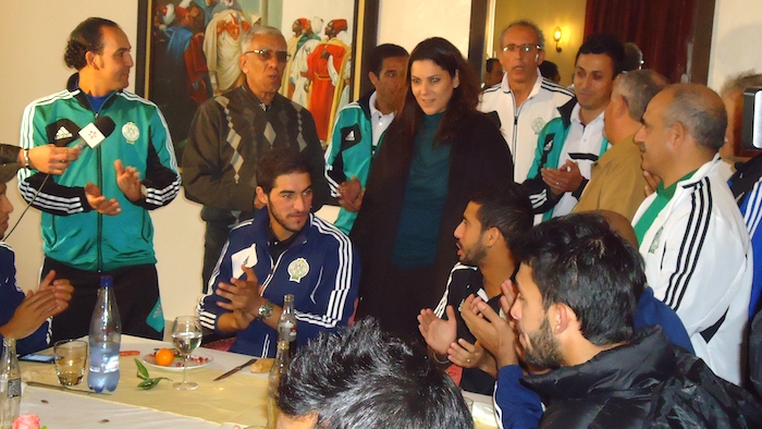 Fatima Zahra Mansouri avec les joueurs du Raja