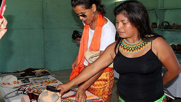 Fadila El Gadi : L'histoire d'une styliste marocaine qui suit les fils de la broderie chez les femmes autochtones au Panama