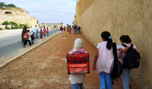 Témara, des enfants prennent le chemin de l’"école" en plein été