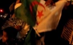 Des supporters du Raja de Casablanca arborent un drapeau algérien à Marrakech