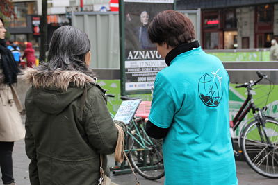 De Vrijwilligers van “Zeg nee tegen Drugs België” aanwezig tegenover De Beurs