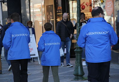 Wat is Scientology? Het antwoord in het blauw op de Louisalaan.