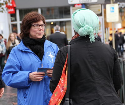 Een informatiestand over Scientology op Louisa.