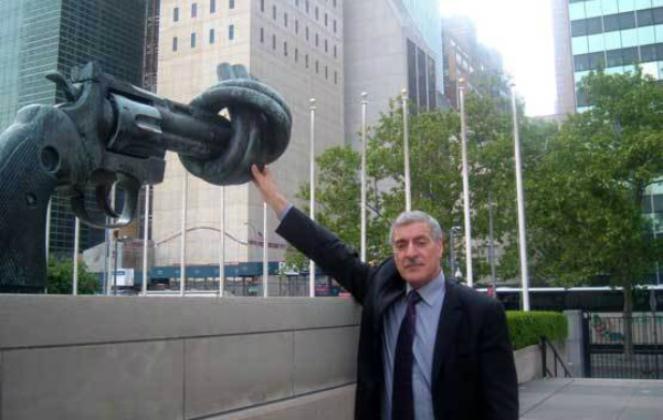 Ferhat Mehenni en mai 2009, devant la sculpture "Non-Violence" de Carl Fredrik Reuterswärd, au siège des Nations Unies à New York (PH/DR)