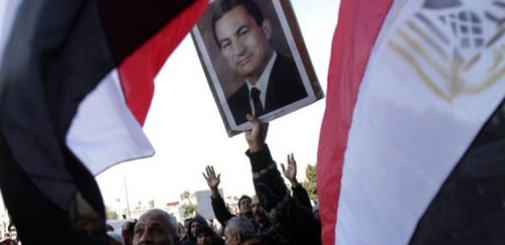 Des Egyptiens manifestent leur soutien au président Moubarak le 2 février 2011 au Caire. Crédits photo : AFP