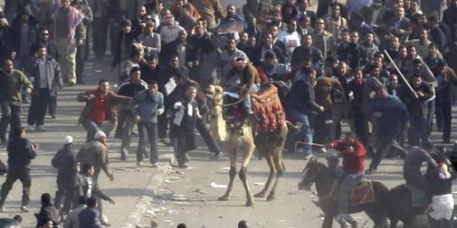 Affrontements sur la place Tahrir ( Photo : AP, Khalil Hamra)