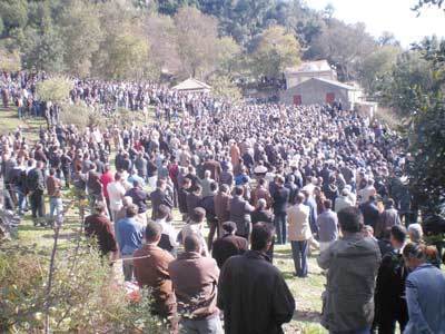 Mobilisation citoyenne lors de l'enterrement en novembre 2010 de H. Slimana, l'une des victimes du groupe démantelé (Photo DR)