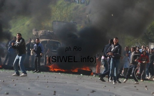 Barricades à Tizi-Ouzou (Photo : Rio — SIWEL))