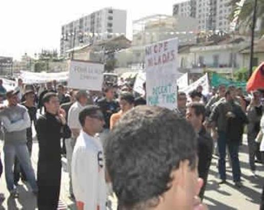 Les rassemblements de citoyens deviennent quotidiens devant la wilaya de Bouira