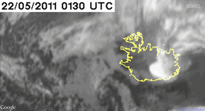 En jaune, l'islande. Le nuage de fumée du volcan Grímsvötn atteignant 20km d'altitude, photo satellite du 22/05/2011 à 03:30 (GMT+2). Photo : SIWEL avec Google