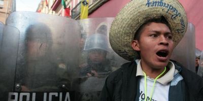Un manifestant sur la place Murillo à La Paz (PHOTO: REUTERS)
