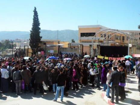 Sit-in des travailleurs du pré-emploi devant le siège de la wilaya le 10-04-12