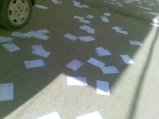 Des bulletins de vote jetés dans les rues à Tuviret (Photo Siwel)