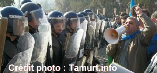 Le président du MAK faisant face à la police répressive algérienne. PH/Tamurt