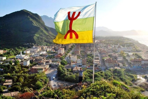 Drapeau amazigh dominant la ville de Melbou, placé par les militants du MAK .
