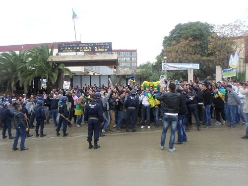 Les premiers militants arrivent devant le portail de l'Université, accueillis par des froces de répression.