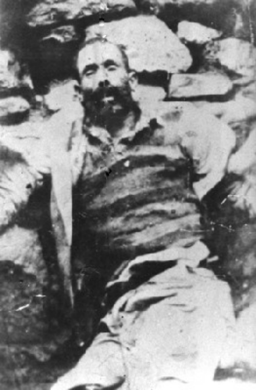 Le héros kabyle H'med Umerri, juste après son assassinat, le 16 février 1947 (PH/DR)