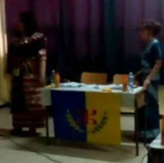 Tafrara At Wejquq et Saliha At Ɛemran avec le drapeau kabyle (PH/DR)