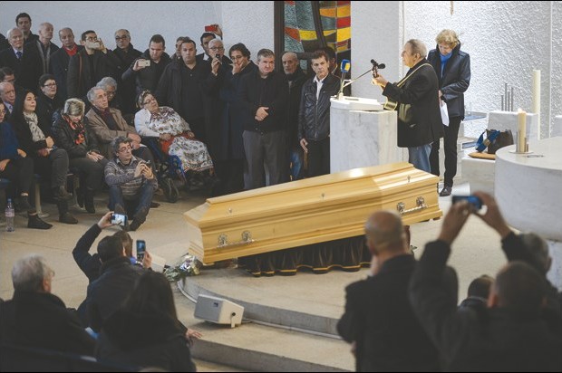 Cercueil de feu Hocine Aït Ahmed à Lausanne sans aucun drapeau (PH/DR)