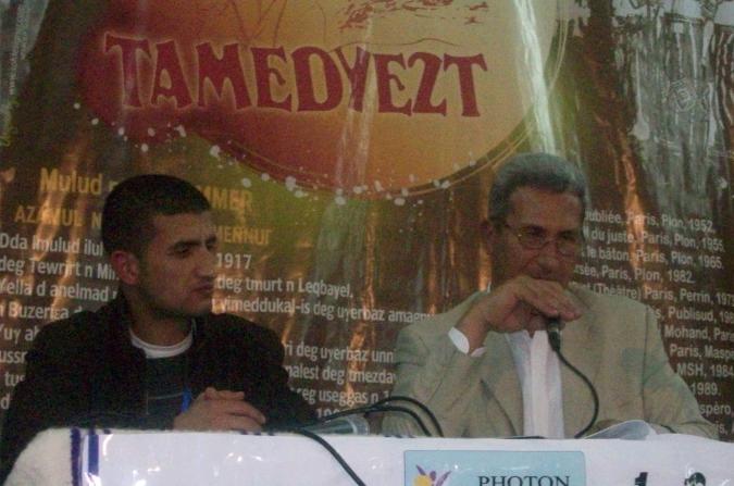 Kamal Bouamara (à droite) à la 8è édition du festival de poésie amazighe, à Vgayet (PH/ Aokas-Ait Smail)