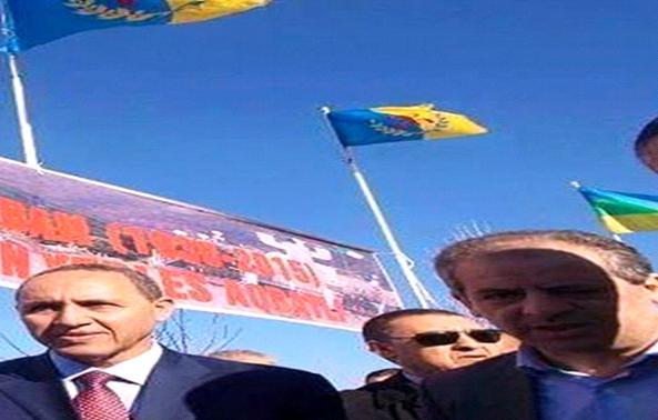 Au village de Tizit, pour l’enterrement de Taleb Rabeh, le préfet Brahim Merad (au milieu avec les lunettes de soleil), ne pardonne pas au MAK de l’avoir obligé à faire passer sous les drapeaux de la Kabylie et de Tamazgha sa délégation d’officiels composée de l’arabiste Mihoubi, faisant office de ministre de la culture, et du bachagha Ould Ali, faisant office de ministre de la jeunesse et des sport    (PH/MAK)